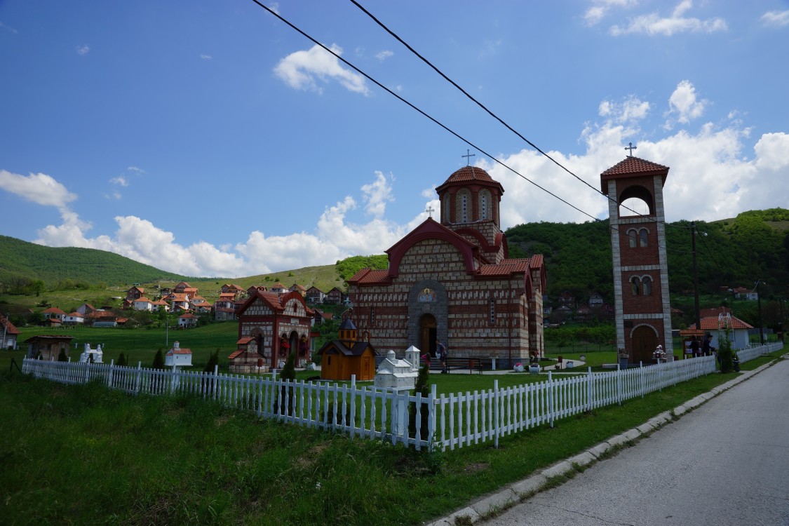Супнье. Церковь Саввы Сербского. общий вид в ландшафте