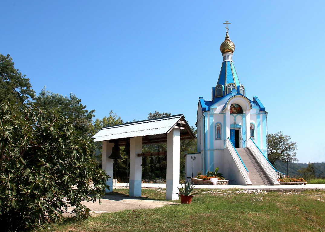 Часовня Рождества Христова, Небуг (Туапсинский район, Краснодарский край). общий вид в ландшафте, Вид с запада.