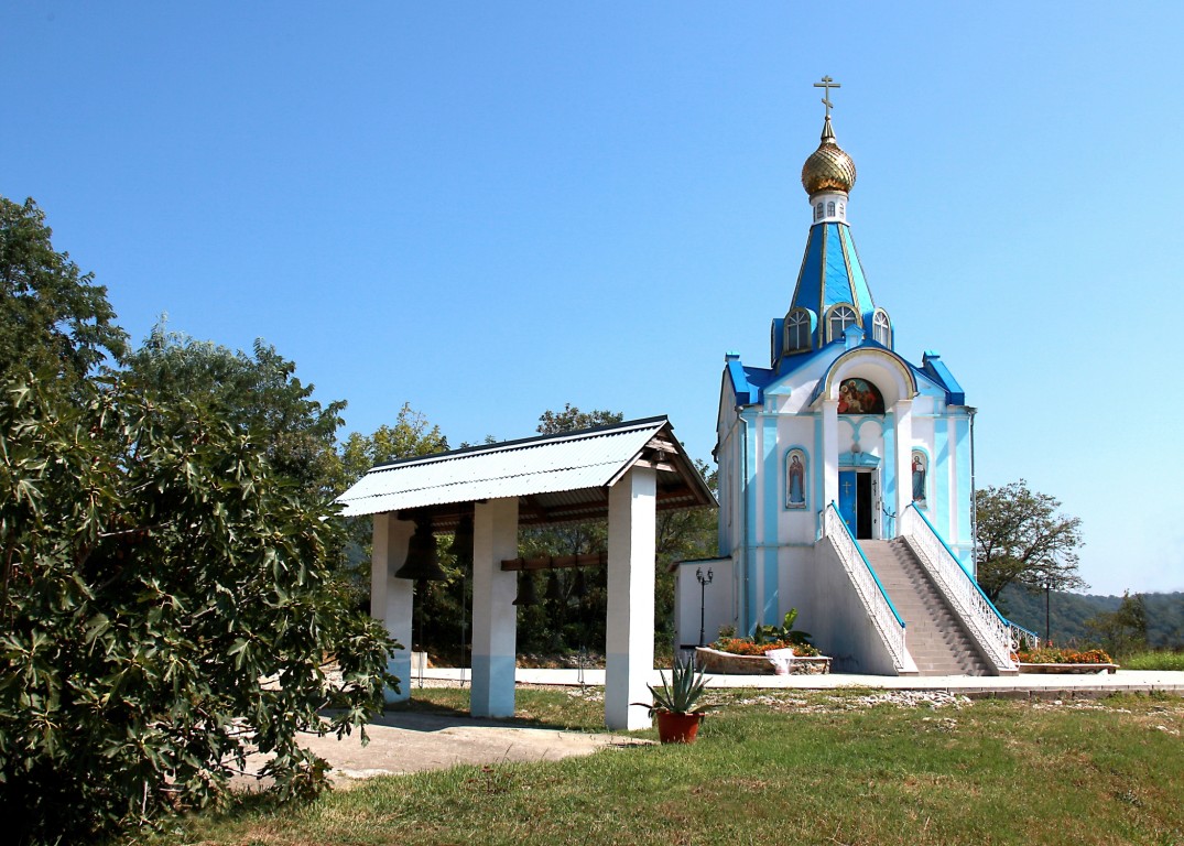 Небуг. Часовня Рождества Христова. общий вид в ландшафте, Вид с запада.