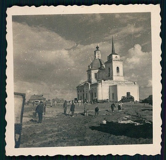 Вид с северо-запада. Фото 1941 г. с аукциона e-bay.de, архивная фотография. Церковь Покрова Пресвятой Богородицы, Ленино (Холм-Жирковский район, Смоленская область)