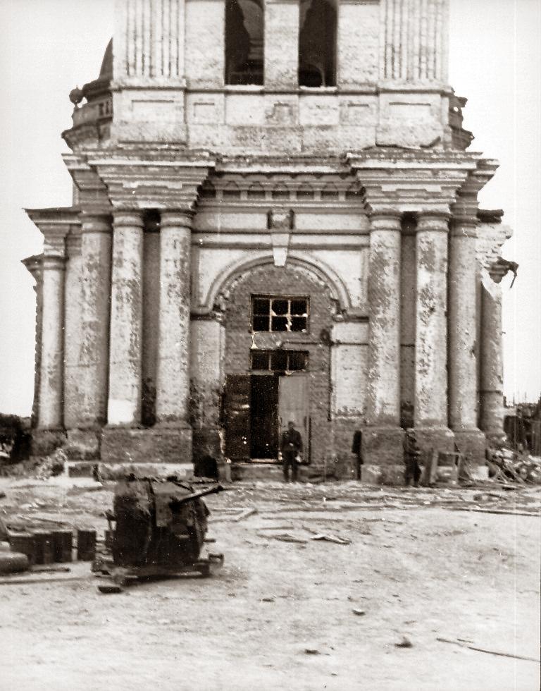 Фрагмент западного фасада. Фото 1942 г. с аукциона e-bay.de, архивная фотография. Церковь Сергия Радонежского (старая), Волгоград (Волгоград, город, Волгоградская область)