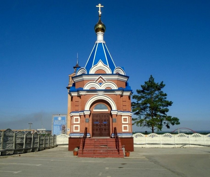 Новосибирск. Часовня Владимира равноапостольного. фасады, Вид на часовню со стороны ворот