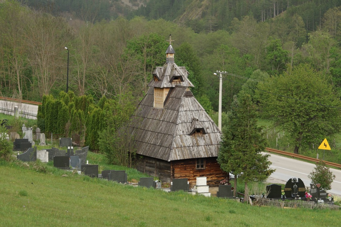 Неизвестная часовня, Мокра-Гора (Златиборский округ, Сербия). общий вид в ландшафте