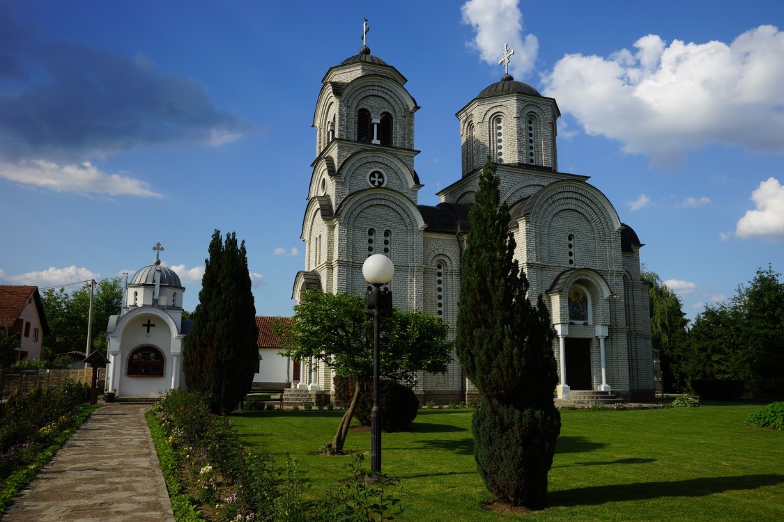 Матарушка-Баня. Церковь Лазаря Сербского. фасады, Церковная лавка