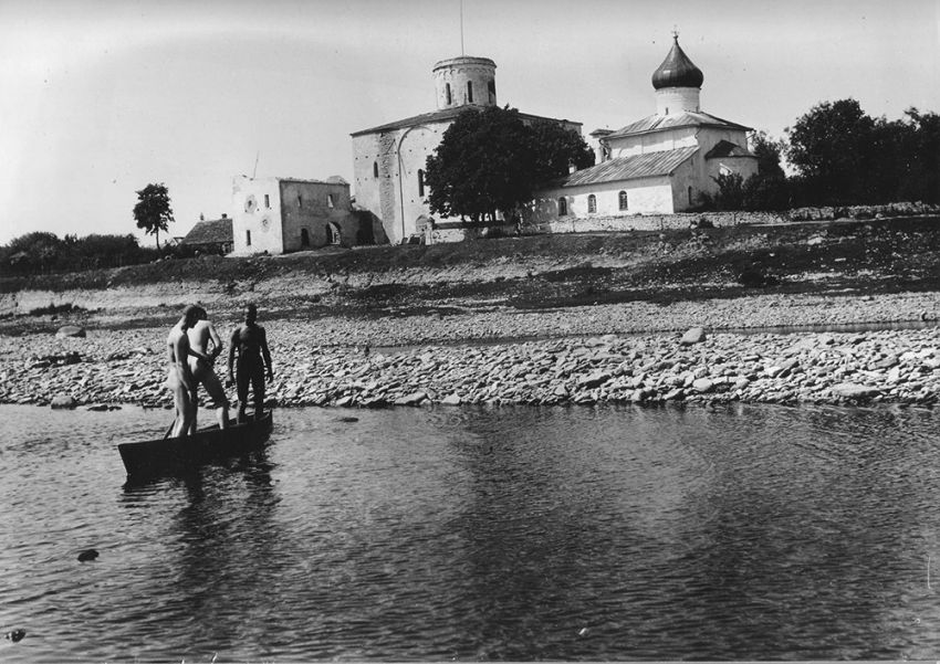 Выбуты. Церковь Ольги равноапостольной. архивная фотография, Церковь слева. Частная коллекция, фото 1930-х годов