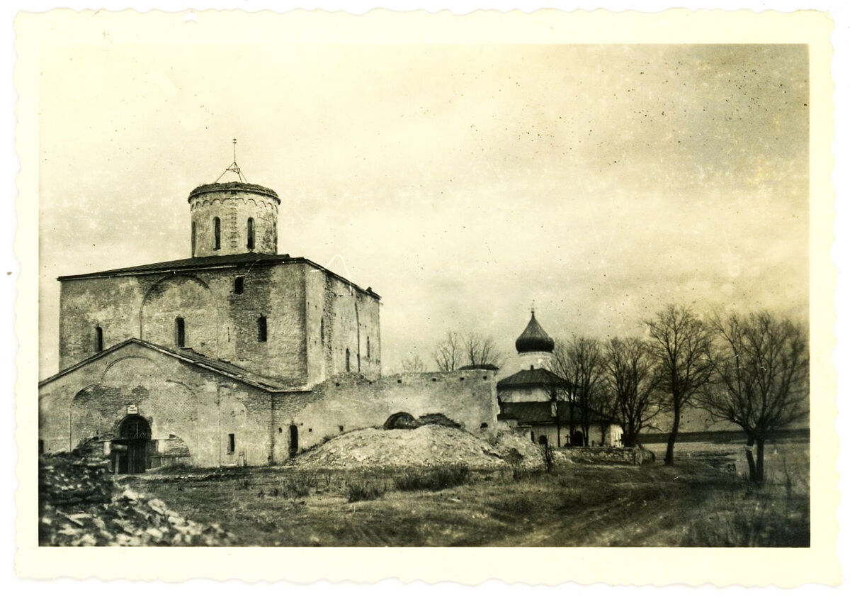 Церковь Ольги равноапостольной, Выбуты (Псковский район, Псковская область). архивная фотография, Храм слева. Фото с аукциона e-bay.de     