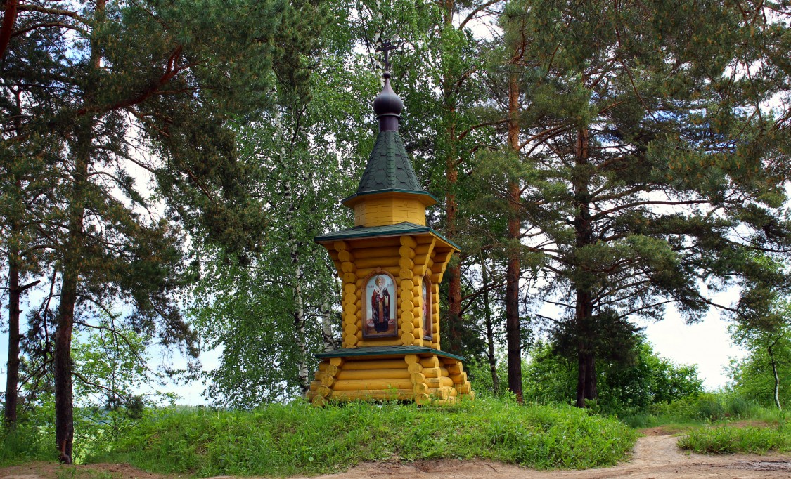 Берёзка. Часовня Троицы Живоначальной. общий вид в ландшафте