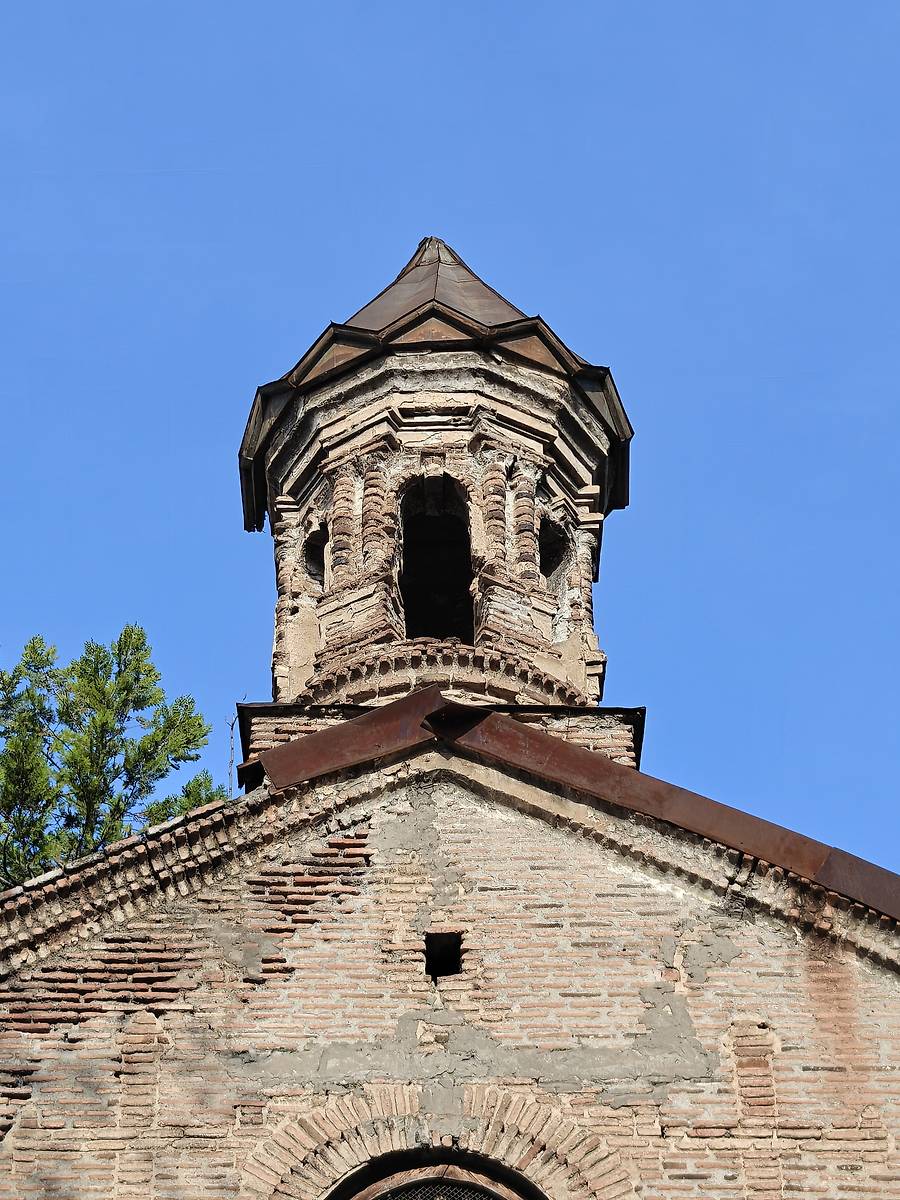 Завершение с запада, архитектурные детали. Церковь Георгия Победоносца (Могниси), Мтацминдский район (Тбилиси, город, Грузия)