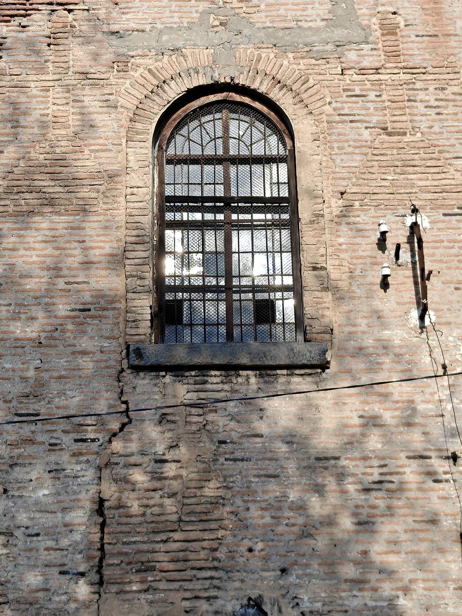 Фрагмент западного фасада, архитектурные детали. Церковь Георгия Победоносца (Могниси), Мтацминдский район (Тбилиси, город, Грузия)