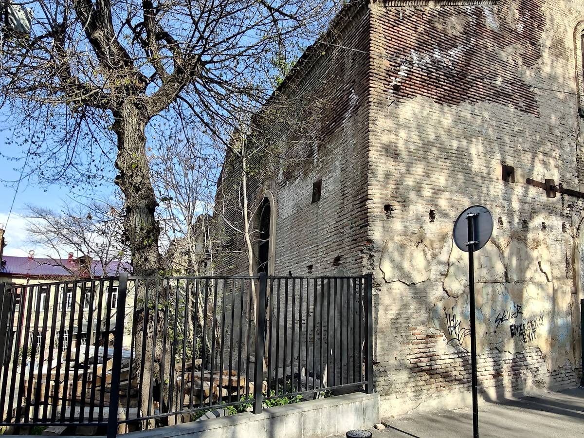 Вид с северо-запада, архитектурные детали. Церковь Георгия Победоносца (Могниси), Мтацминдский район (Тбилиси, город, Грузия)