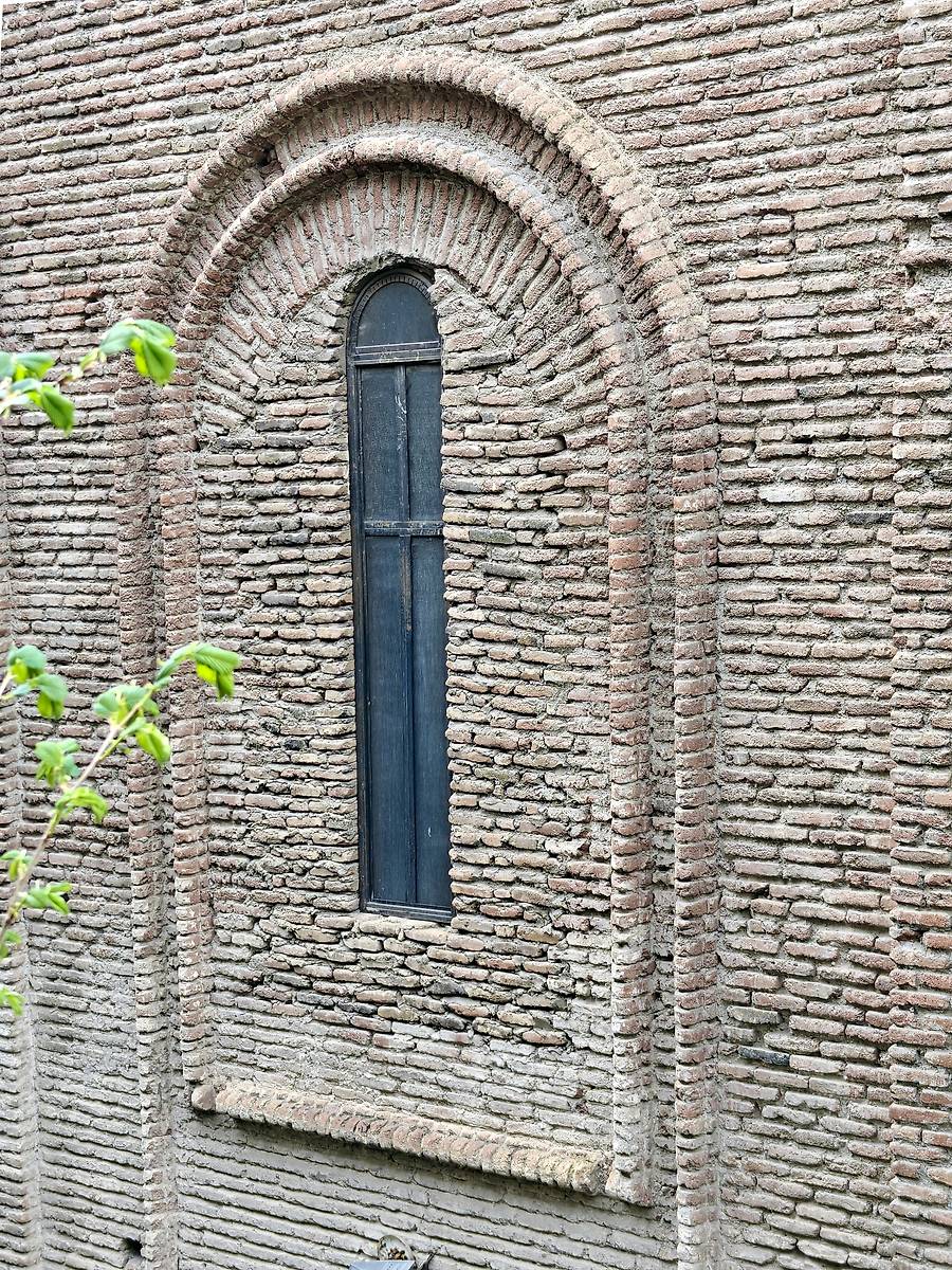 Оформление оконного проема в южной стене, архитектурные детали. Церковь Рождества Христова (Квемо Бетлеми), Мтацминдский район (Тбилиси, город, Грузия)