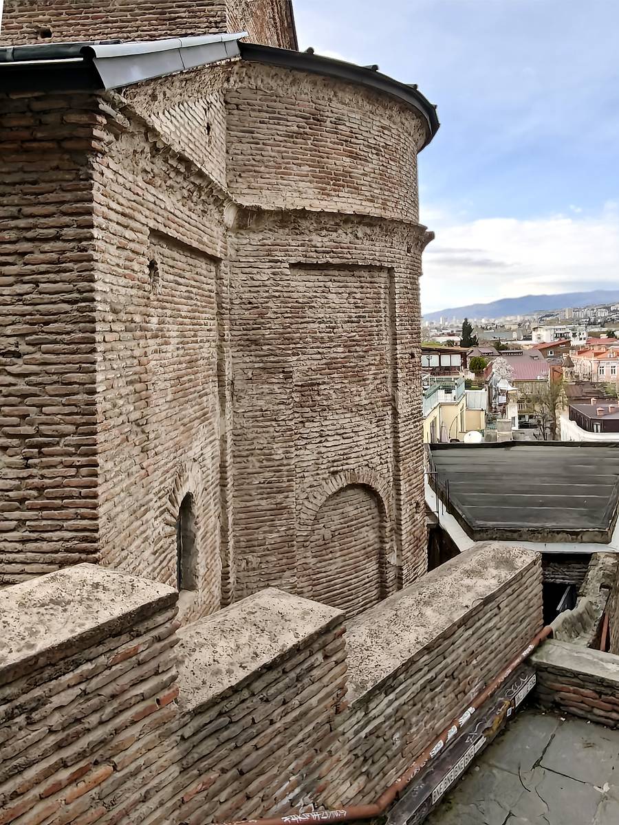 Апсида с юга, архитектурные детали. Церковь Рождества Христова (Квемо Бетлеми), Мтацминдский район (Тбилиси, город, Грузия)