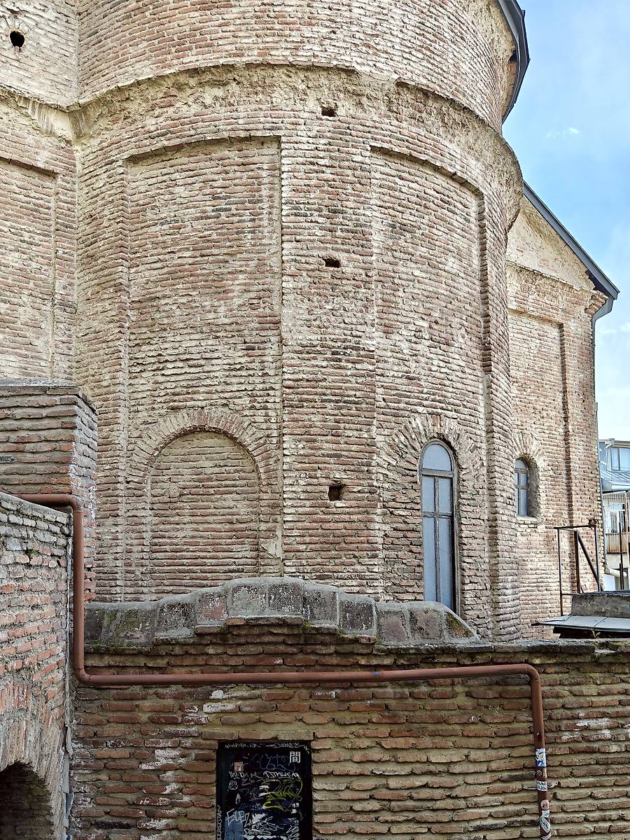 Апсида с юго-востока, архитектурные детали. Церковь Рождества Христова (Квемо Бетлеми), Мтацминдский район (Тбилиси, город, Грузия)