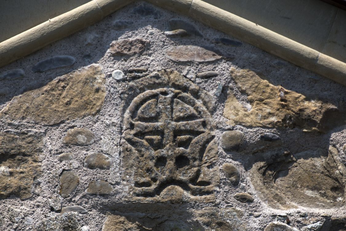 Зедазени. Иоанно-Зедазнийский монастырь. Церковь Иоанна Предтечи. архитектурные детали, крест на восточном фасаде