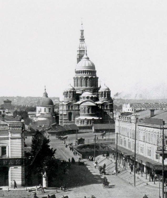 Церковь Благовещения Пресвятой Богородицы, Харьков (Харьков, город, Украина, Харьковская область). архивная фотография, На фото запечатлено непродолжительное соседство двух Благовещенских церквей Харькова - ещё не разобранной старой церкви (1789) и уже построенного нового собора (1901), 1901 г., вид со стороны Купеческого спуска