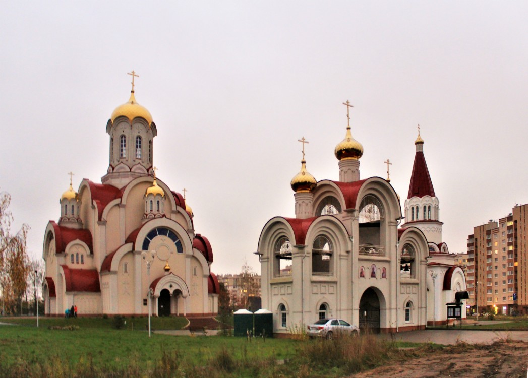 Церковь Лидии мученицы (каменная), Калининград (Калининградский городской округ, Калининградская область). общий вид в ландшафте, Общий вид комплекса: слева церковь мц. Лидии, в центре надвратная звонница, справа Владимирская крестильная церковь