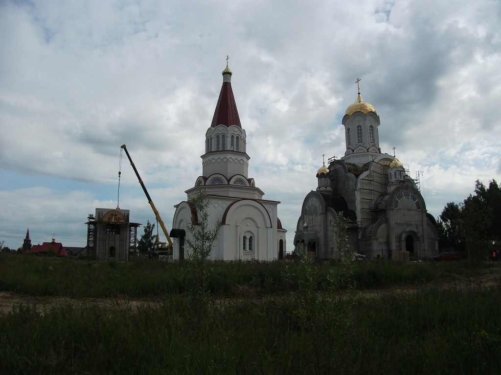 Церковь Владимира равноапостольного, Калининград (Калининградский городской округ, Калининградская область). фасады, справа строительство каменной церкви Лидии мученицы
