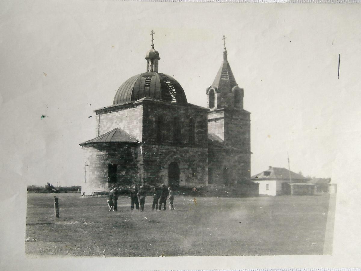 Со страницы  "Уезд Бугурусланский. Краеведение" https://vk.com/uezdbug, архивная фотография. Церковь Михаила Архангела, Красноярка (Бугурусланский район, Оренбургская область)