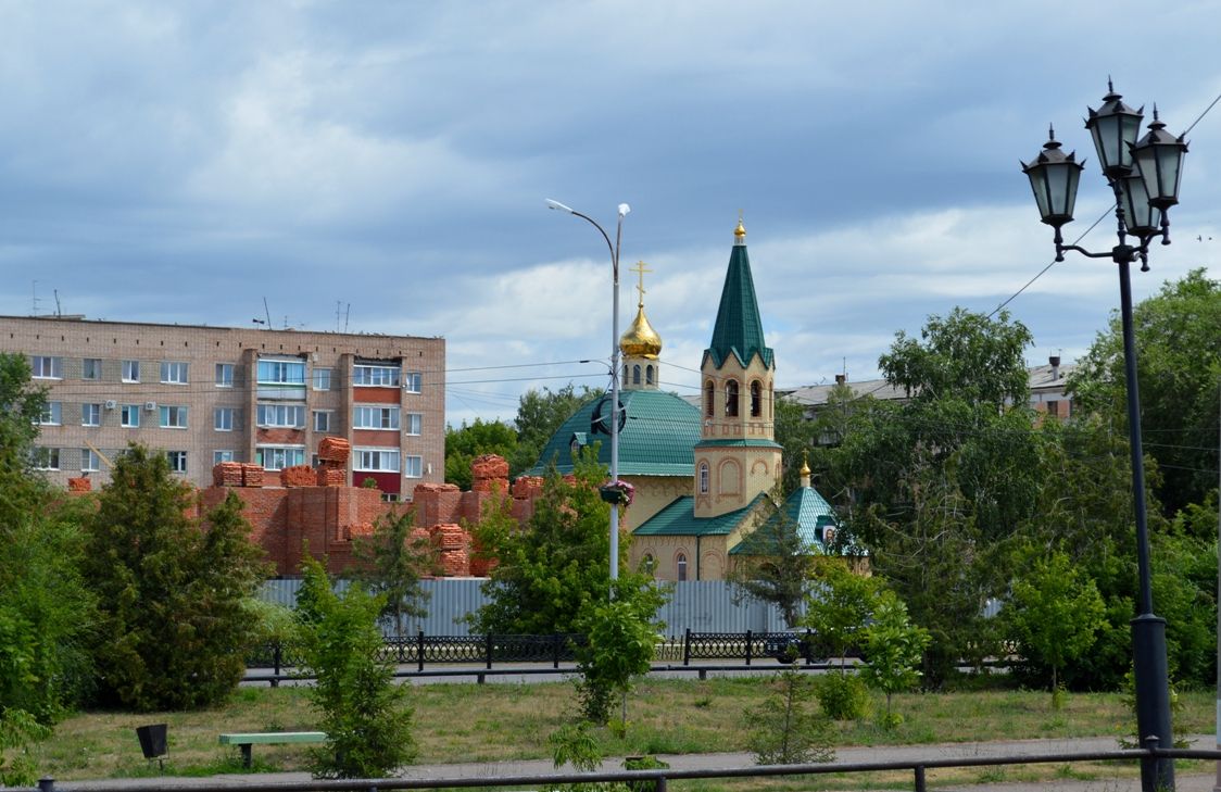 Бузулук. Собор Троицы Живоначальной (строящийся). дополнительная информация, Строящийся  Троицкий  собор,  на заднем плане  Преображенская  церковь в Бузулуке.