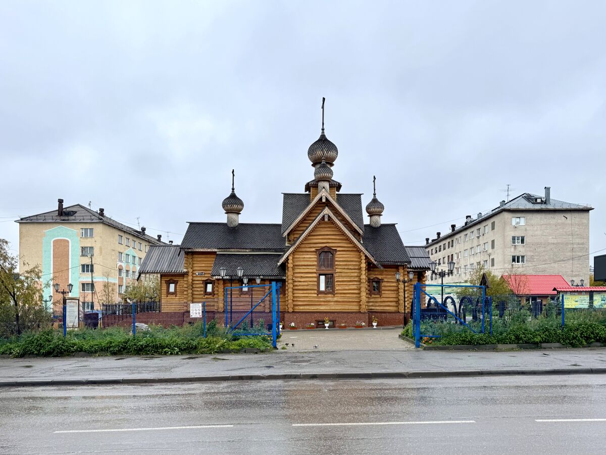 Церковь Варвары великомученицы, Воркута (Воркута, город, Республика Коми). фасады, Вид через ул. Гагарина