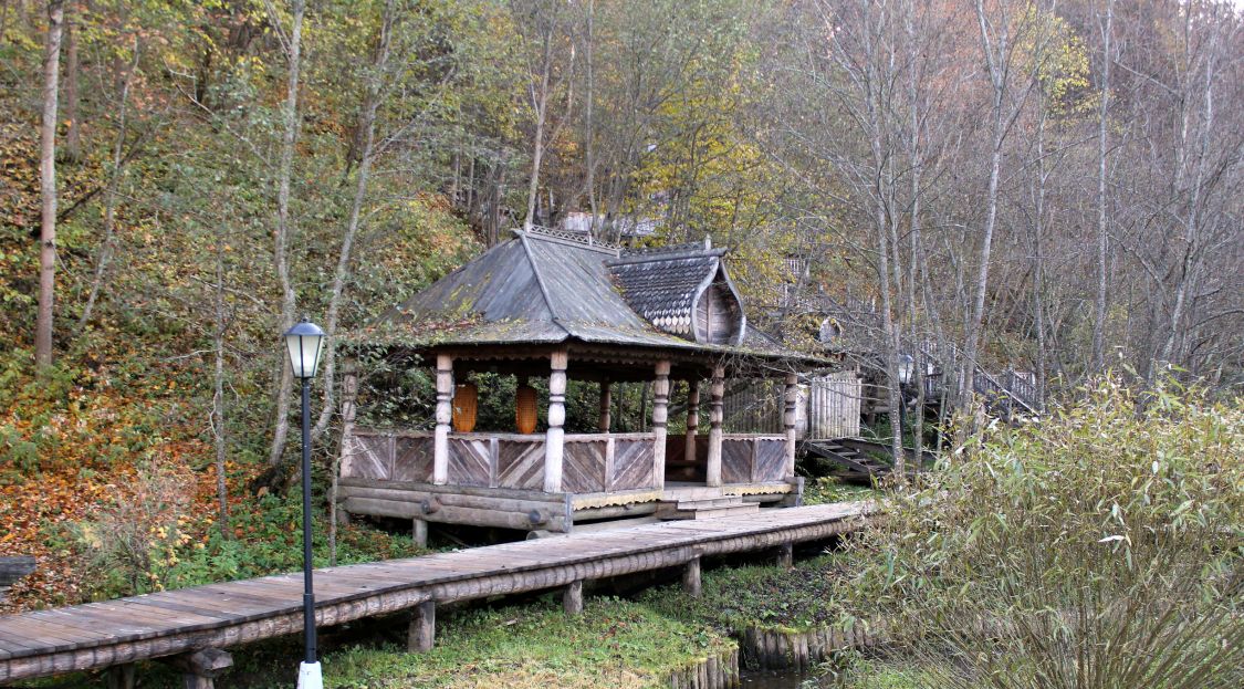 Часовня Сергия Радонежского, Гремячий ключ, урочище (Сергиево-Посадский городской округ, Московская область). общий вид в ландшафте