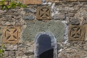 Неизвестная церковь, кресты на восточном фасаде<br>, Чачубети, Шида-Картли, Грузия