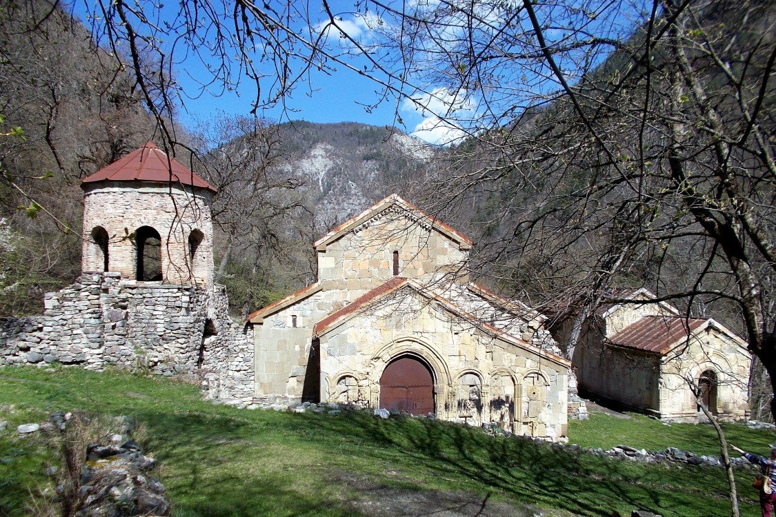 Грузия, Шида-Картли, Ркони. Монастырь Ркони, фотография. общий вид в ландшафте