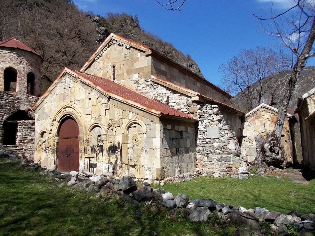 Грузия, Шида-Картли, Ркони. Монастырь Ркони, фотография. фасады, Слева от базилики - колокольня, справа - малая зальная церковь