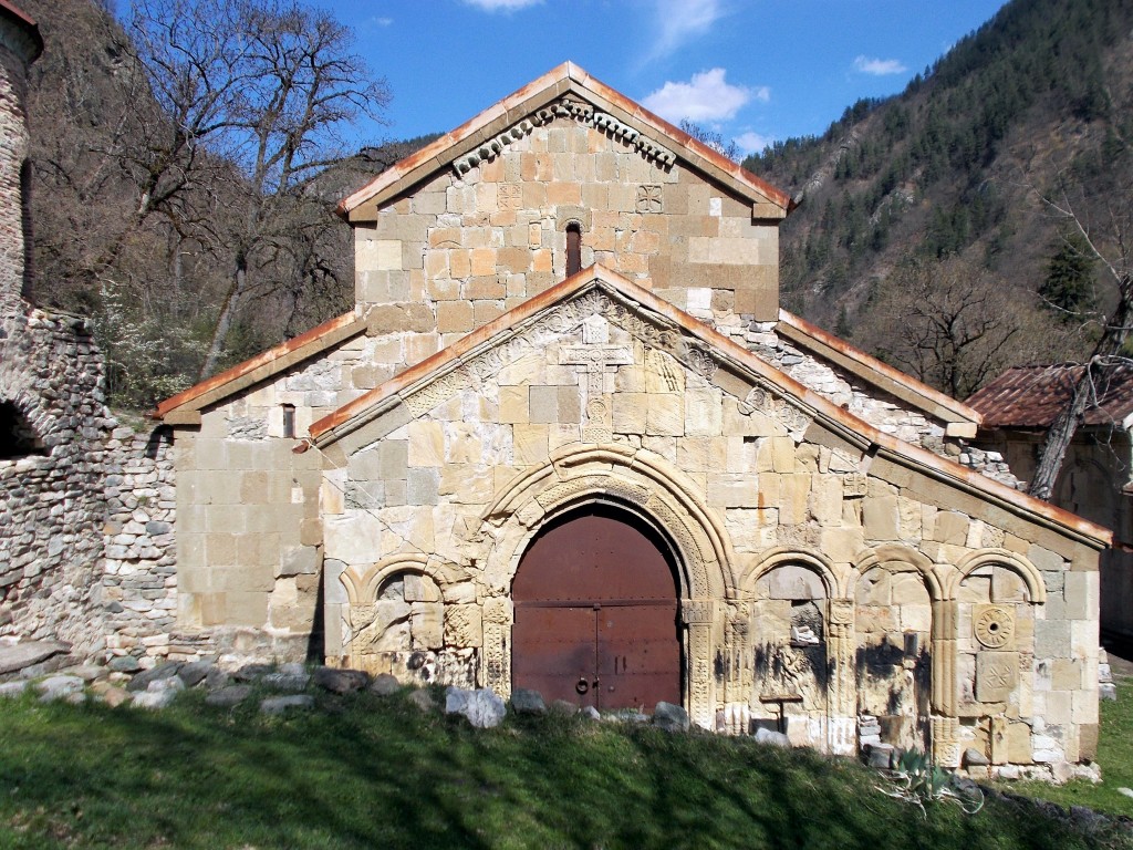 Ркони. Монастырь Ркони. Базилика. фасады, Вид с запада