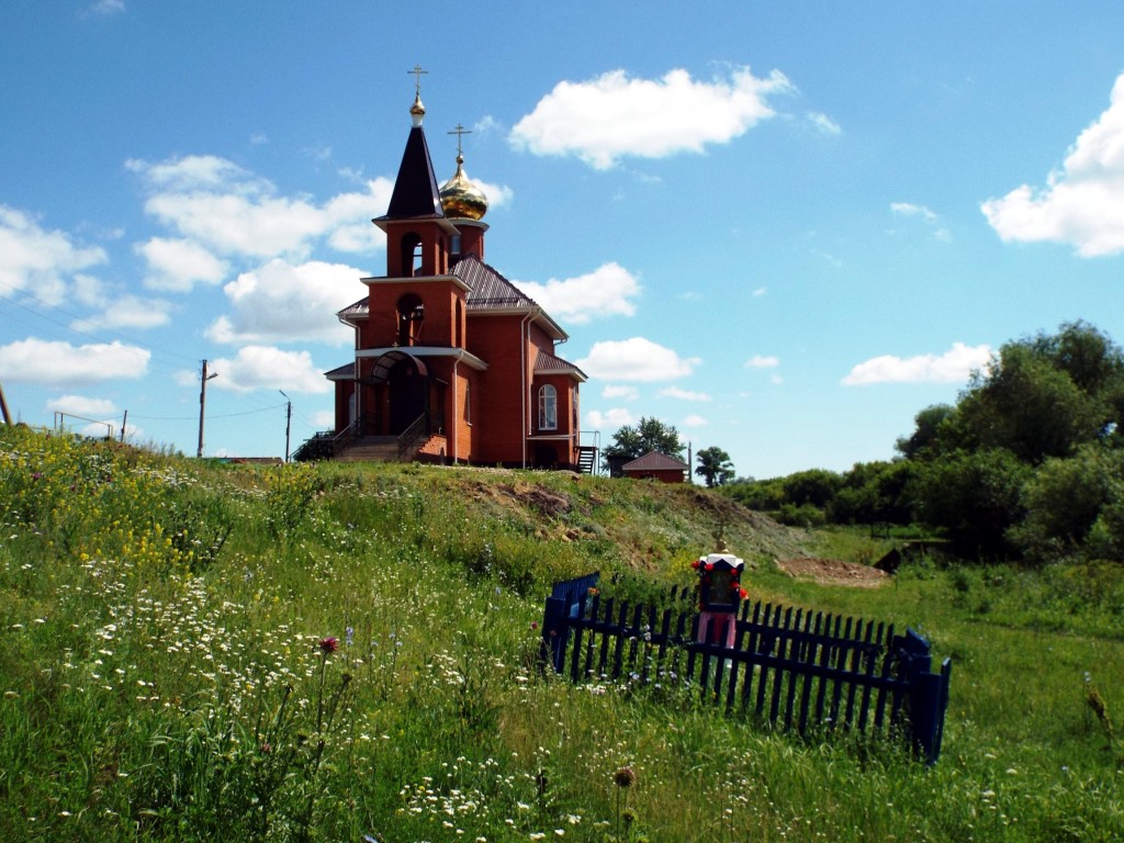 Часовенный столб (западный), Старое Гришкино (Менделеевский район, Республика Татарстан). общий вид в ландшафте, Часовенный столб на фоне церкви
