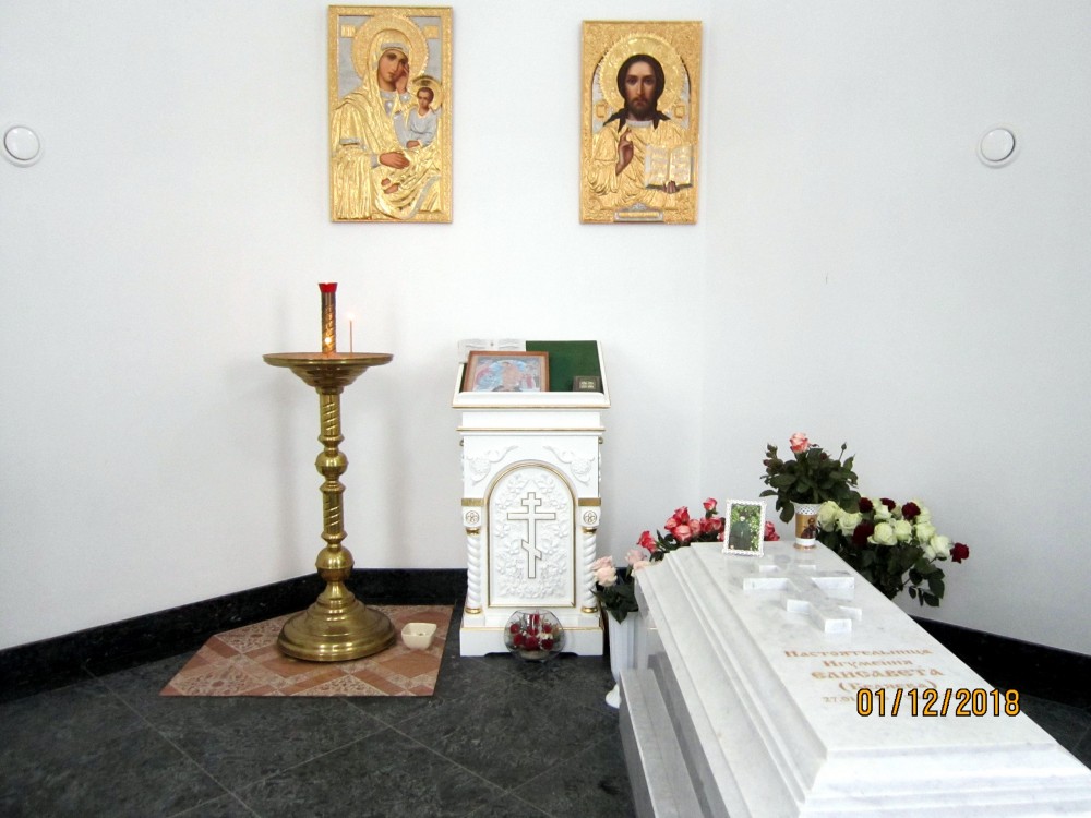 Спасо-Елеазаровский женский монастырь. Неизвестная часовня, Елизарово (Псковский район, Псковская область). интерьер и убранство, Внутреннее убранство часовни-усыпальницы первой игуменьи возрожденного монастыря.