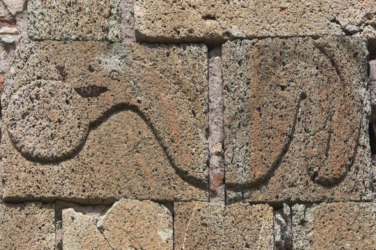 Гарикула. Церковь Георгия Победоносца. архитектурные детали, рельеф со змеей