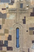 Собор Спаса Преображения, крест и окно восточного фасада<br>, Руиси, Шида-Картли, Грузия