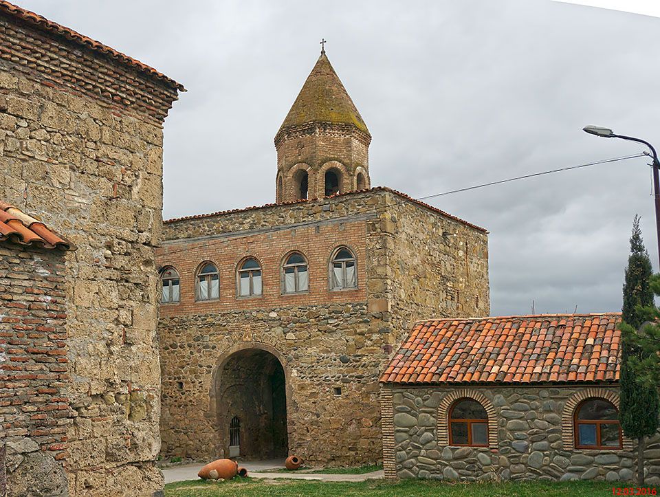 Урбниси. Церковь Стефана архидиакона. общий вид в ландшафте, Надвратная башня