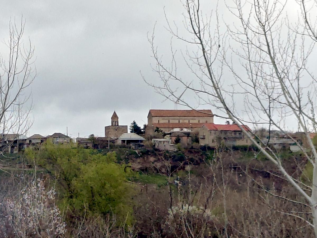 Вид с железной дороги, общий вид в ландшафте. Церковь Стефана архидиакона, Урбниси (Шида-Картли, Грузия)
