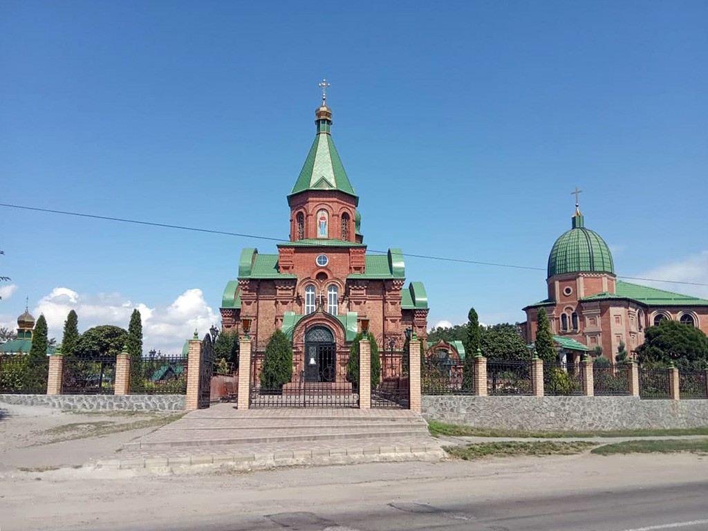 Церковь Покрова Пресвятой Богородицы, Каменные Потоки (Кременчугский район, Украина, Полтавская область). общий вид в ландшафте, Общий вид церковного комплекса. Фото Наталии Шеклуновой