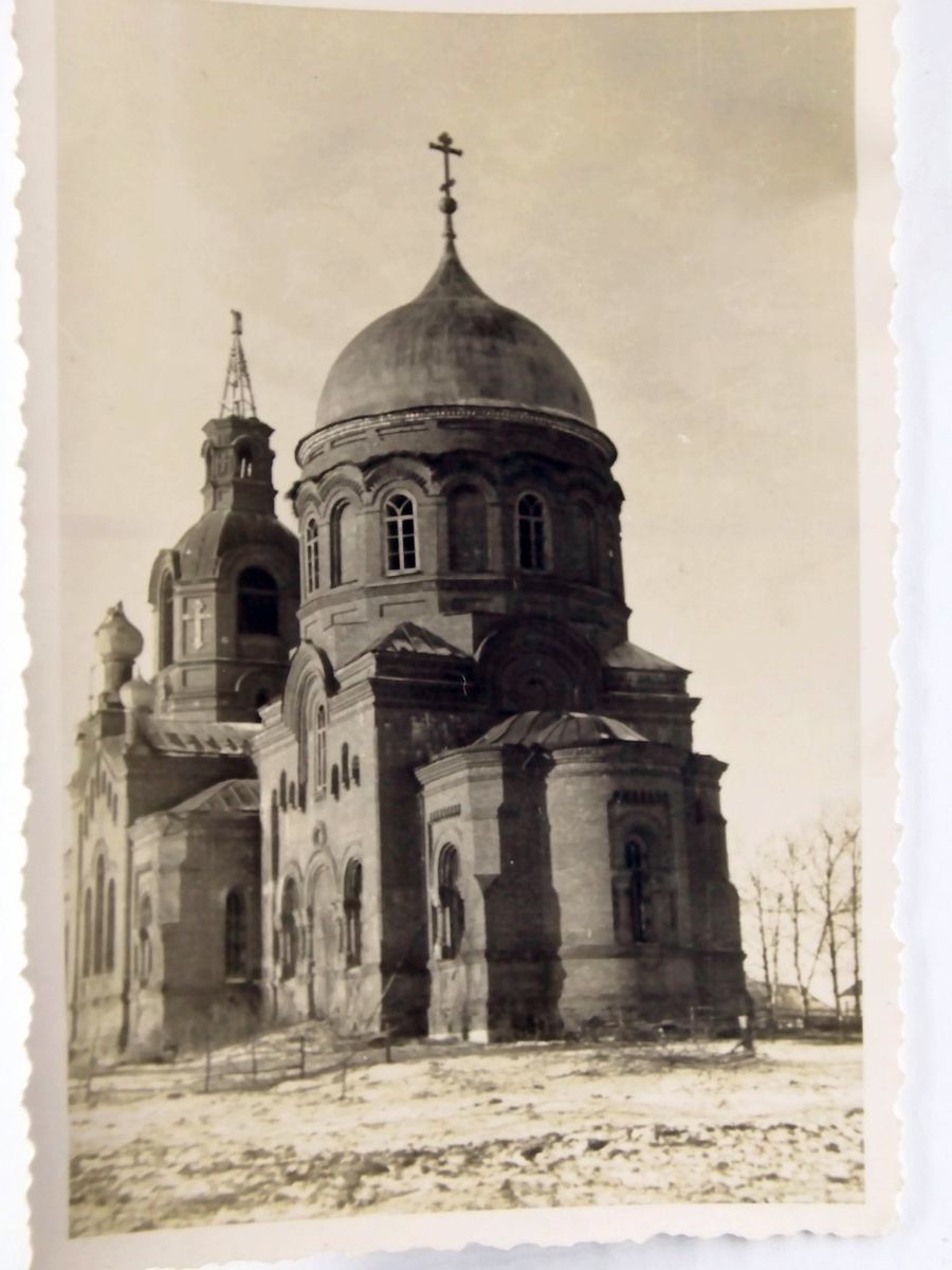 Вид на храм с юго-востока. Фото 1942 г. с аукциона e-bay.de, архивная фотография. Церковь Николая Чудотворца, Клушино (Гагаринский район, Смоленская область)