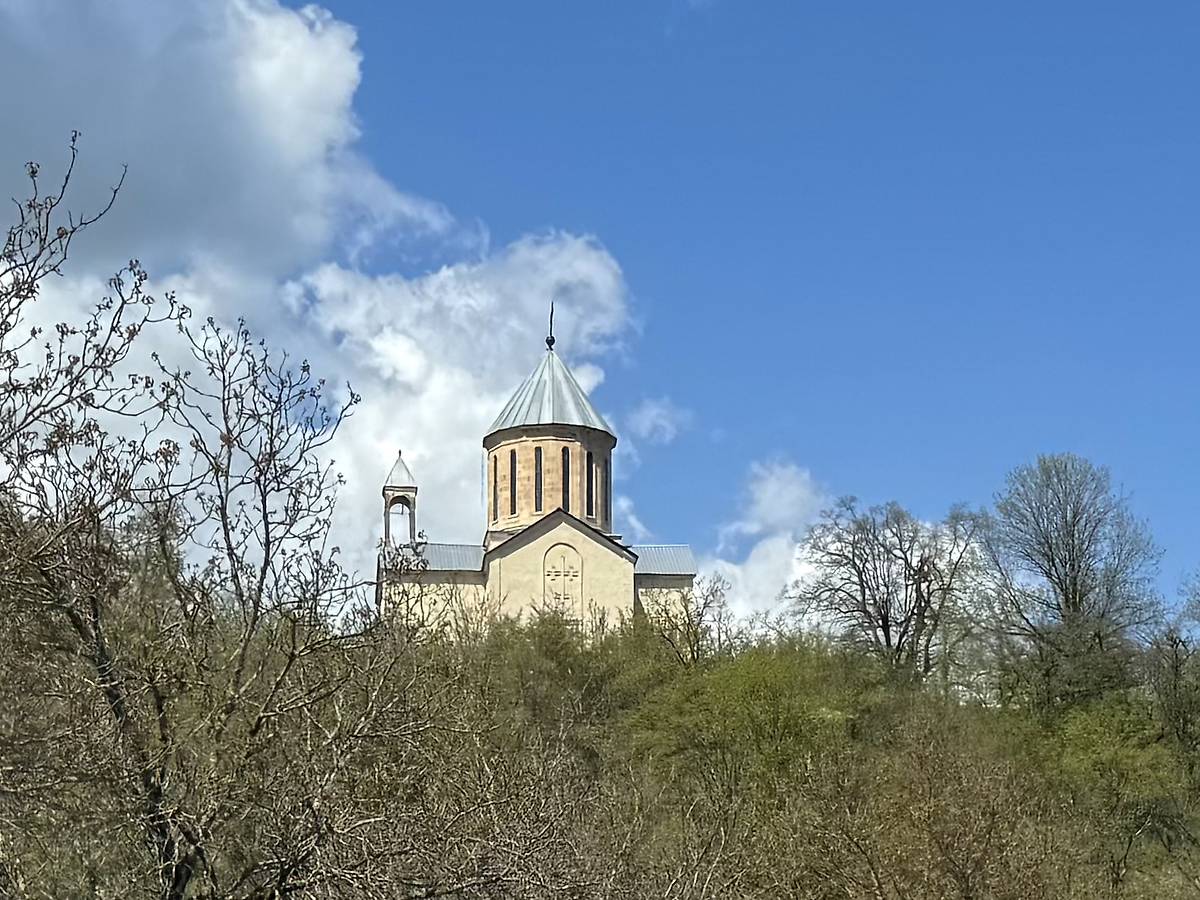 Вид с дороги Кутаиси-Амбролаури, дополнительная информация. Церковь Михаила Архангела, Хотеви (Рача-Лечхуми и Квемо-Сванети, Грузия)