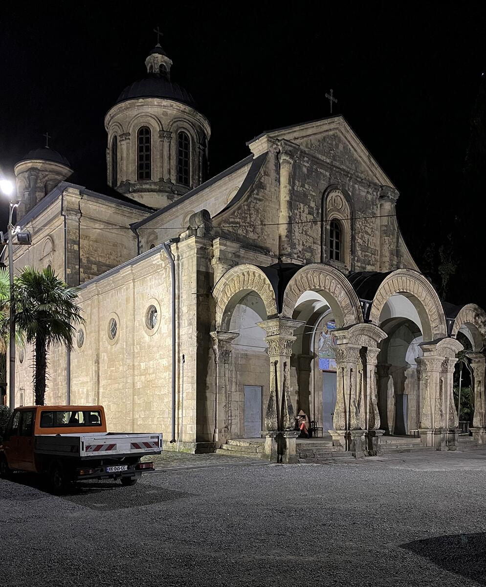 Кутаиси. Церковь Благовещения Пресвятой Богородицы. художественные фотографии, Западный фасад в ночной подсветке