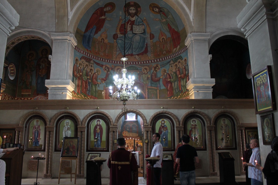 Кутаиси. Церковь Георгия Победоносца в нижней части. интерьер и убранство