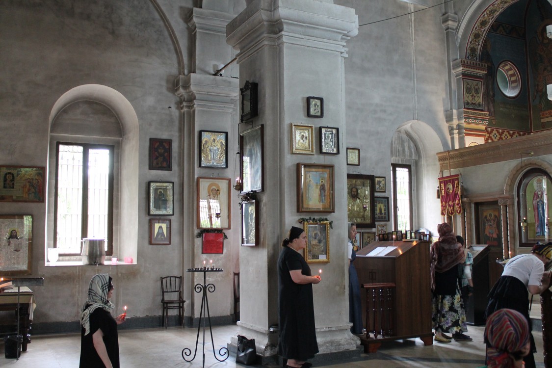 Кутаиси. Церковь Георгия Победоносца в нижней части. интерьер и убранство