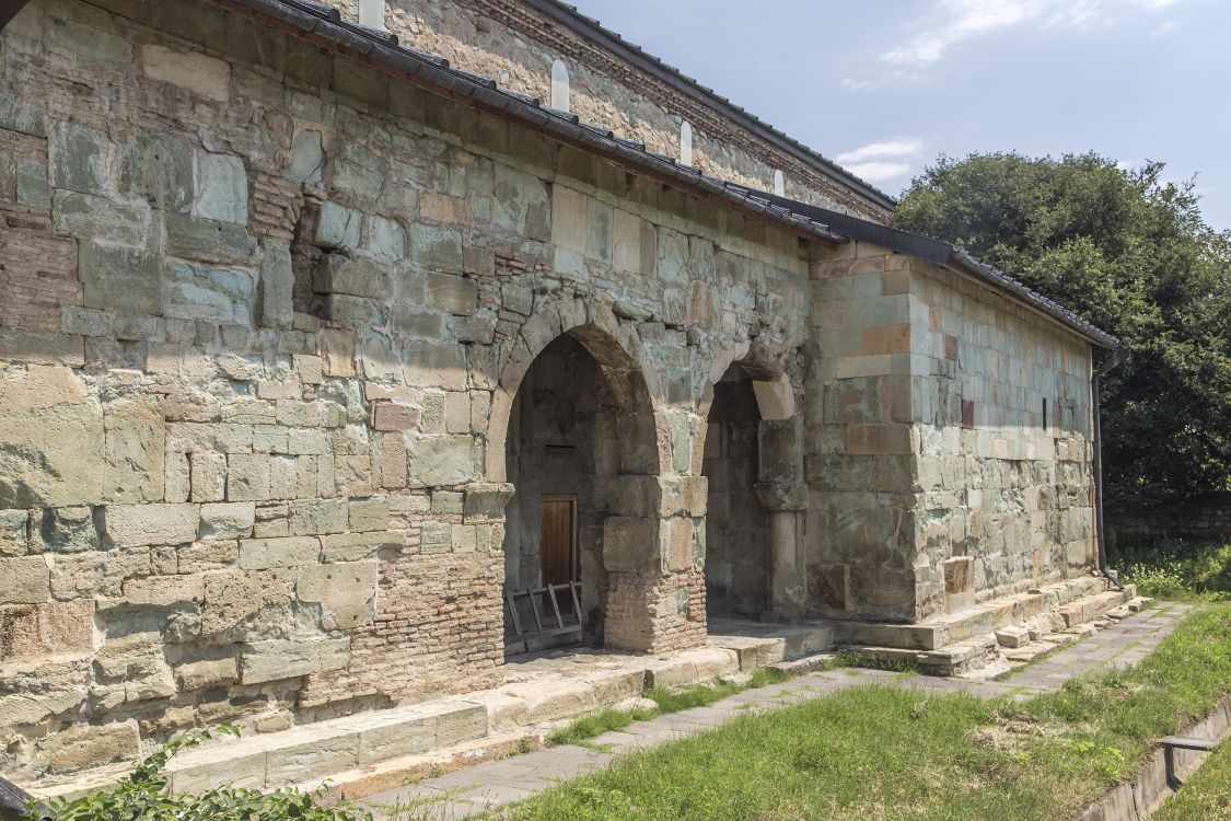 Болниси, село. Собор Успения Пресвятой Богородицы. фасады, южный фасад, справа выступающая часть - это баптистерий