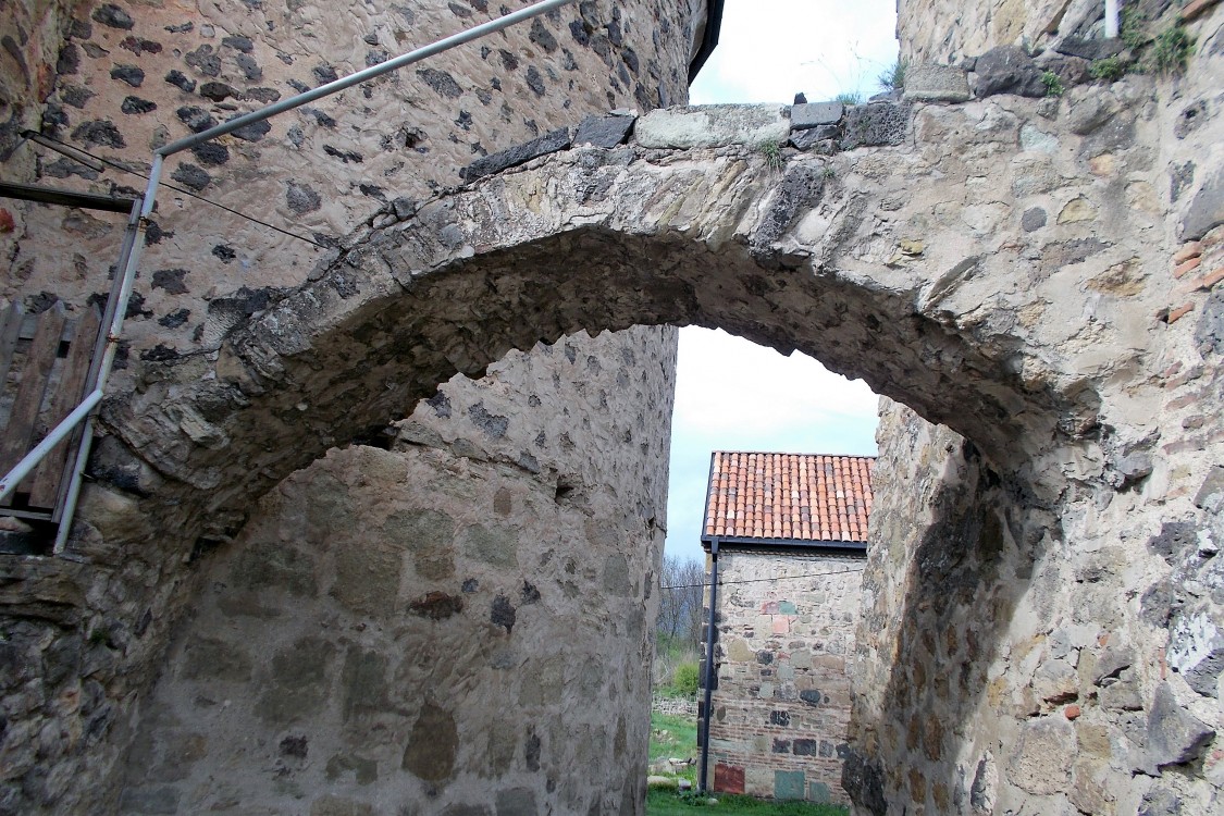 Успенский монастырь, Патара-Дманиси (Квемо-Картли, Грузия). дополнительная информация, Мост между собором и хозяйственной постройкой