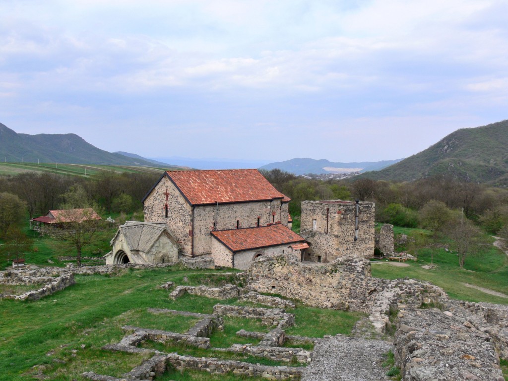 Успенский монастырь, Патара-Дманиси (Квемо-Картли, Грузия). общий вид в ландшафте, Вид с городища Дманиси