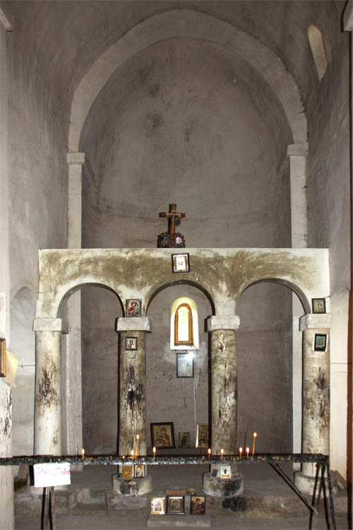 Старая Шуамта. Монастырь Дзвели Шуамта. Зальная церковь. интерьер и убранство, интерьер базилики