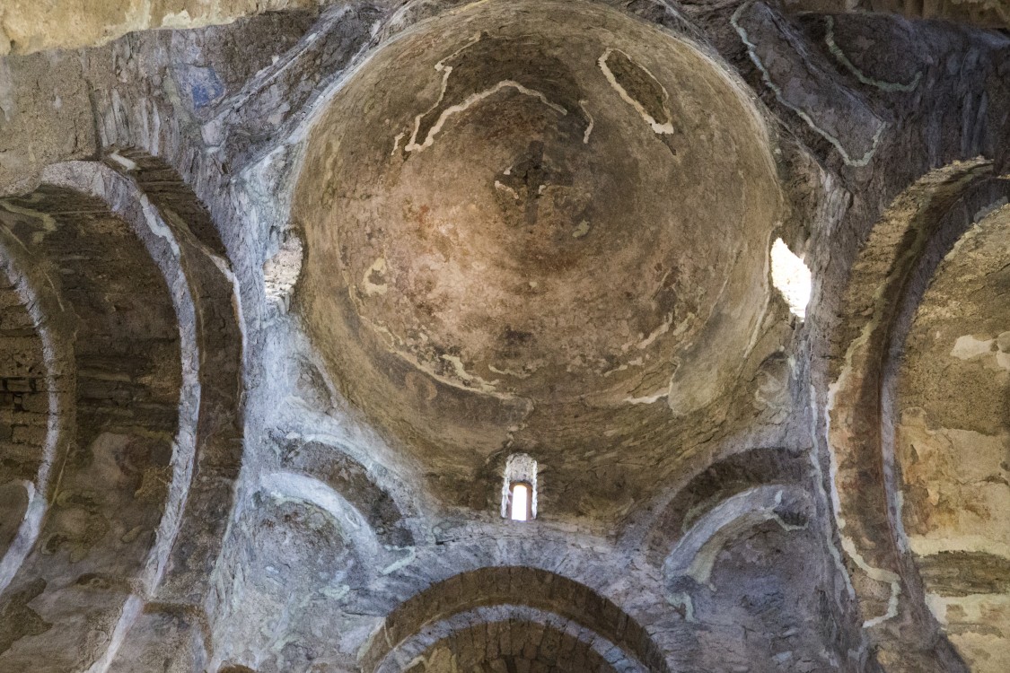 Старая Шуамта. Монастырь Дзвели Шуамта. Большая купольная церковь. интерьер и убранство