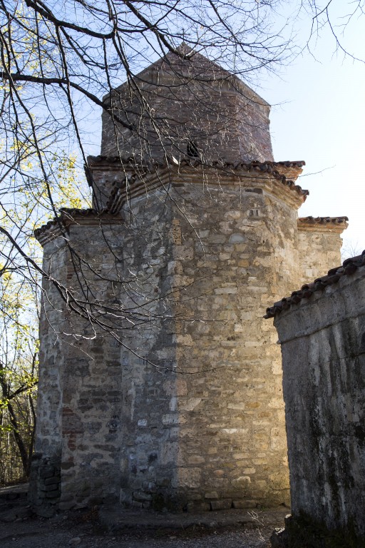 Монастырь Дзвели Шуамта.  Неизвестная церковь (малая купольная), Старая Шуамта (Кахетия, Грузия). фасады, вид с запада