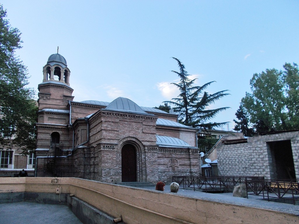 Тбилиси. Церковь Нины равноапостольной в Мтацминде. фасады, Вид с юга