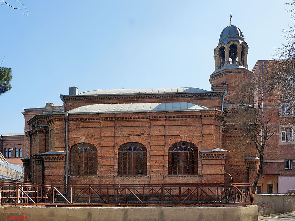 Тбилиси. Церковь Нины равноапостольной в Мтацминде. фасады