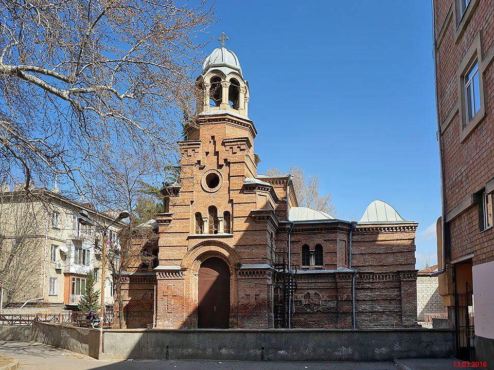 Тбилиси. Церковь Нины равноапостольной в Мтацминде. фасады